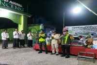 Camat Tikung Sujirman Sholeh bersama Kapolsek Tikung Anang Purwo Widodo saat menghadiri Takbir Akbar Dusun Genceng, Jumat (20/03/2026) malam (Foto Dok Ho/RadarBangsa.co.id) 