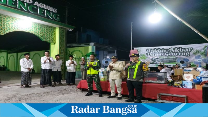 Camat Tikung Sujirman Sholeh bersama Kapolsek Tikung Anang Purwo Widodo saat menghadiri Takbir Akbar Dusun Genceng, Jumat (20/03/2026) malam (Foto Dok Ho/RadarBangsa.co.id)