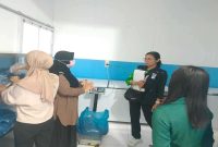 Petugas BBPOM Mataram bersama Dinas Kesehatan Lombok Barat menelusuri temuan roti berjamur pada program MBG, Kamis (12/3/2026). (Foto Dok Ho/RadarBangsa.co.id)