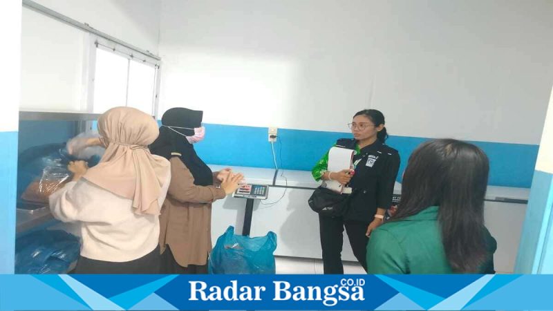 Petugas BBPOM Mataram bersama Dinas Kesehatan Lombok Barat menelusuri temuan roti berjamur pada program MBG, Kamis (12/3/2026). (Foto Dok Ho/RadarBangsa.co.id)