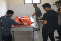 Petugas INAFIS Polres Lamongan melakukan identifikasi korban kecelakaan kereta api di RSU Karangkembang Babat, Minggu (15/03/2026). (Foto Dok Ho/RadarBangsa.co.id)