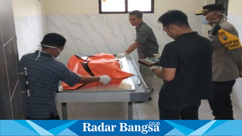 Petugas INAFIS Polres Lamongan melakukan identifikasi korban kecelakaan kereta api di RSU Karangkembang Babat, Minggu (15/03/2026). (Foto Dok Ho/RadarBangsa.co.id)