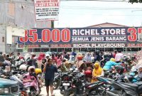 Kondisi kemacetan di Jalan Kabupaten Pamekasan, Rabu (4/2/2026), akibat membludaknya pengunjung Toko Serba 35. (Foto Dok Ho/RadarBangsa.co.id)