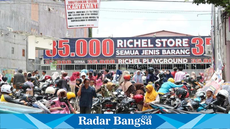 Kondisi kemacetan di Jalan Kabupaten Pamekasan, Rabu (4/2/2026), akibat membludaknya pengunjung Toko Serba 35. (Foto Dok Ho/RadarBangsa.co.id)