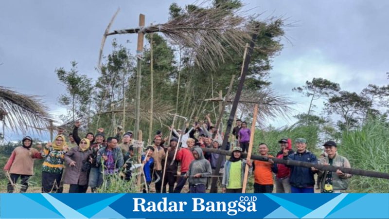 Warga memainkan kincir angin dalam Festival Kitiran Sewu di Dusun Pronojiwo, Pasuruan, Selasa (10/3/2026). (Foto Dok Ho/RadarBangsa.co.id)