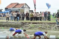 Ribuan warga menyaksikan lomba Ski Lot di Tambaklekok, Pasuruan, Sabtu (28/3/2026). (Foto Dok Ho/RadarBangsa.co.id)