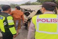 Petugas menolong korban dan mengevakuasi kendaraan di TKP, Kamis, 26 Maret 2026  (Foto Dok Ho/RadarBangsa.co.id)