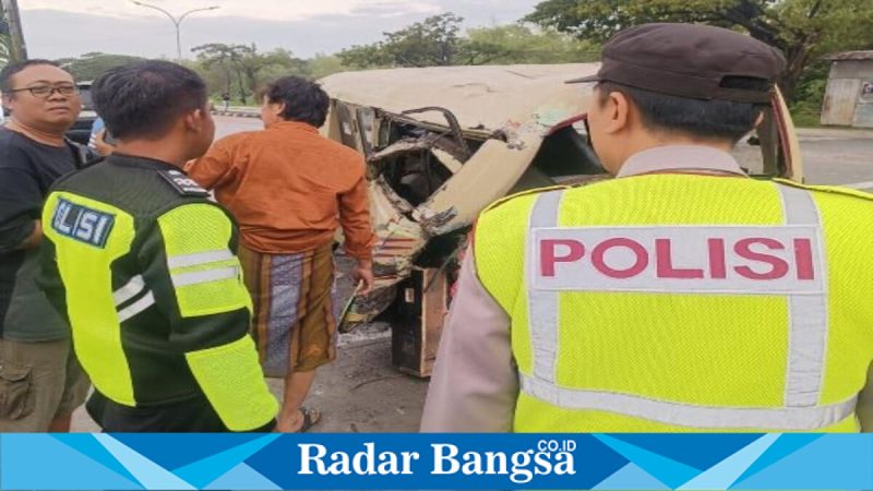 Petugas menolong korban dan mengevakuasi kendaraan di TKP, Kamis, 26 Maret 2026 (Foto Dok Ho/RadarBangsa.co.id)