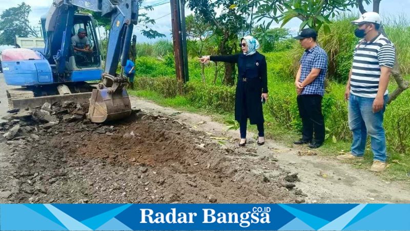 Wabup Sidoarjo Mimik Idayana meninjau perbaikan Jalan Lingkar Timur di Sidoarjo, Minggu (8/3/2026). (Foto Dok Ho/RadarBangsa.co.id)