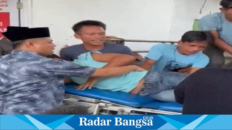 Anggota DPRD Pelalawan dari Dapil 2, Asnol Mubarack, saat berada di lokasi Puskesmas Bunut menyoroti langsung pelayanan kesehatan yang menjadi perhatian publik, Minggu (29/3/2026). (Foto DokTangkapan layar (screenshot) video viral /RadarBangsa.co.id)