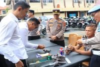 Wakapolres Lubuk Linggau memimpin pemeriksaan senjata api dan kendaraan dinas personel di Mapolres Lubuk Linggau, Senin (9/3/2026). (Foto Dok Ho/RadarBangsa.co.id)