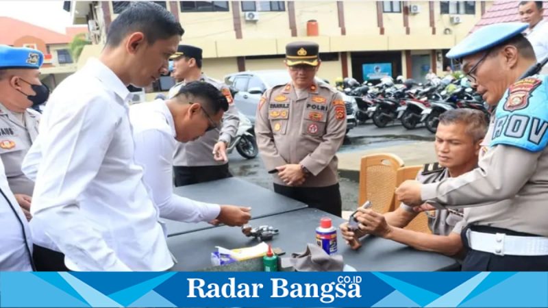 Wakapolres Lubuk Linggau memimpin pemeriksaan senjata api dan kendaraan dinas personel di Mapolres Lubuk Linggau, Senin (9/3/2026). (Foto Dok Ho/RadarBangsa.co.id)