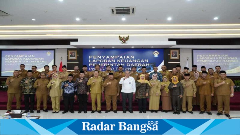 Foto bersama saat penyerahan LKPD 2025 unaudited oleh pemda se-Jatim di Kantor BPK Sidoarjo, Senin 30 Maret 2026. (Foto Dok Ho/RadarBangsa.co.id)