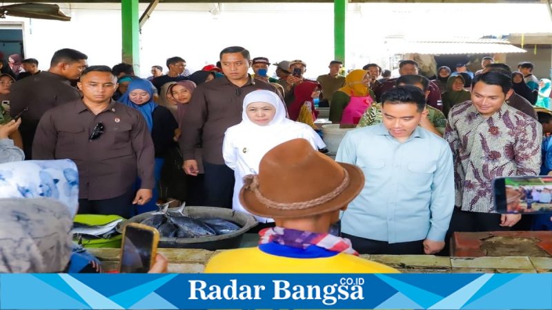 Wapres Gibran Rakabuming Raka bersama Gubernur Jatim Khofifah Indar Parawansa meninjau Pasar Gelondong Gede Tuban, Jumat (6/3/2026). (Foto Dok Ho/RadarBangsa.co.id)