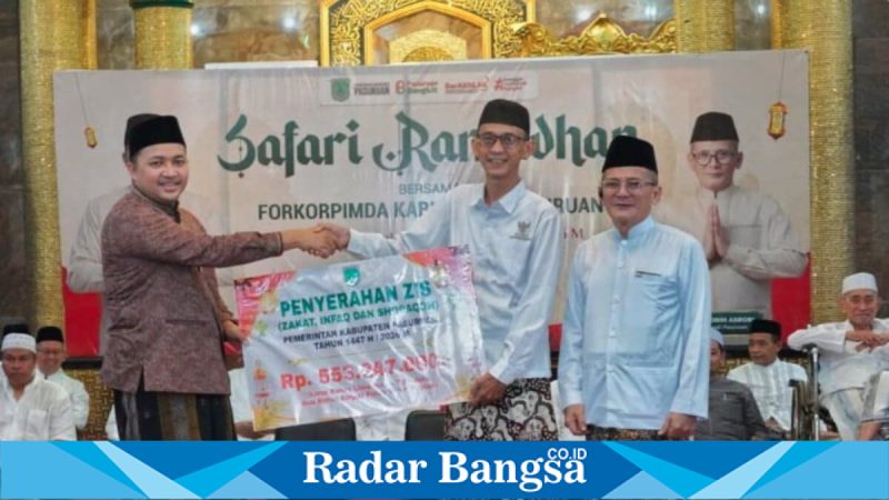 Bupati Pasuruan menyerahkan ZIS ASN kepada Baznas saat Safari Ramadhan, Senin (16/3/2026). (Foto Dok Ho/RadarBangsa.co.id)