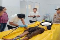 Petugas kepolisian dan tim medis mengevakuasi jenazah korban bunuh diri di Desa Pengumbulanadi, Tikung, Lamongan, Rabu (11/3/2026). (Foto Dok Ho/RadarBangsa.co.id) 