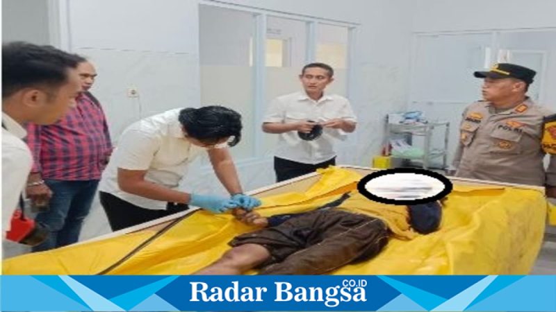 Petugas kepolisian dan tim medis mengevakuasi jenazah korban bunuh diri di Desa Pengumbulanadi, Tikung, Lamongan, Rabu (11/3/2026). (Foto Dok Ho/RadarBangsa.co.id)