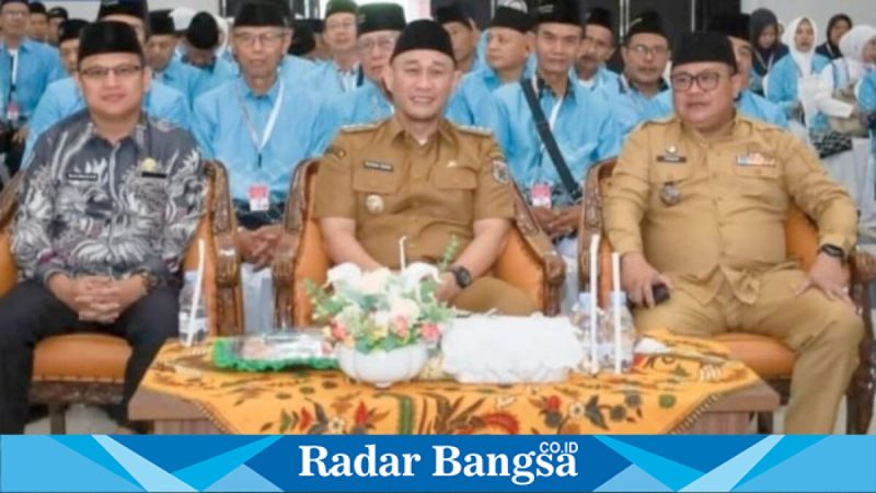 Wali Kota Rachmat Hidayat melepas 194 jemaah calon haji Kota Lubuk Linggau di Gedung Kesenian, Selasa (28/4/2026). (Foto Dok Ho/RadarBangsa.co.id)
