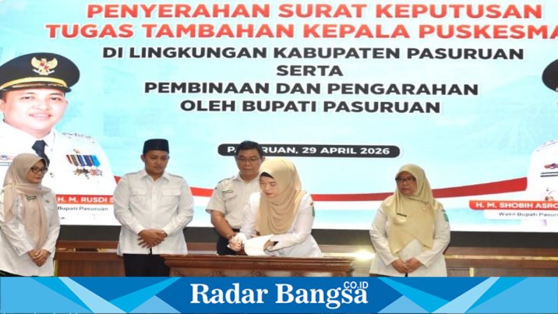 Bupati Pasuruan menyerahkan SK Kepala Puskesmas kepada perwakilan dokter di Auditorium Mpu Sindok, Rabu (29/4/2026). (Foto Dok Ho/RadarBangsa.co.id)