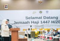 Gubernur Jawa Timur Khofifah Indar Parawansa melepas kloter pertama jemaah haji Embarkasi Surabaya di Asrama Haji Surabaya, Rabu (22/4/2026). Foto Dok Ho/RadarBangsa.co.id