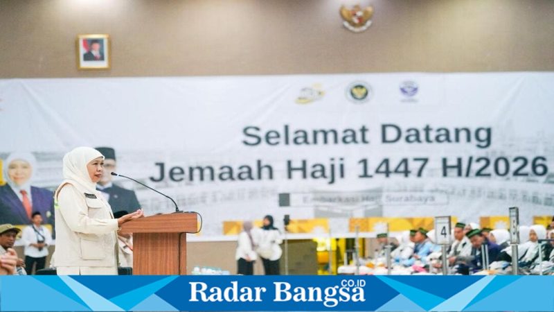 Gubernur Jawa Timur Khofifah Indar Parawansa melepas kloter pertama jemaah haji Embarkasi Surabaya di Asrama Haji Surabaya, Rabu (22/4/2026). Foto Dok Ho/RadarBangsa.co.id