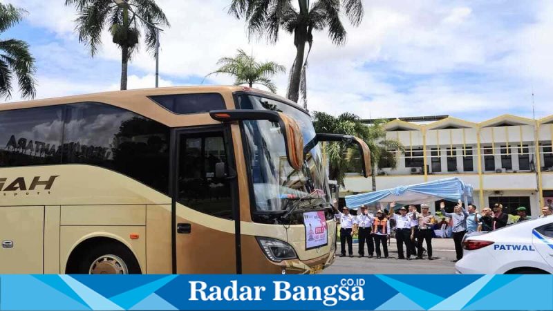 Pemkab Jember memberangkatkan pemudik gratis di Jalan Sudarman, Kamis (19/3/2026). (Foto Dok Ho/RadarBangsa.co.id)
