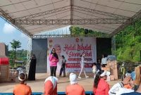 Ratusan warga mengikuti halalbihalal dan senam sehat bersama Adinda Denisa di Desa Jeruk Purut, Minggu (12/04/2026). (Foto Dok Ho/RadarBangsa.co.id)