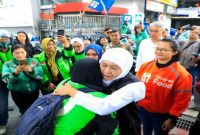 Gubernur Jawa Timur Khofifah Indar Parawansa membagikan BBM gratis kepada pengemudi ojol perempuan di SPBU Ciliwung, Malang, Rabu (22/4/2026). (Foto Dok Ho/RadarBangsa.co.id)