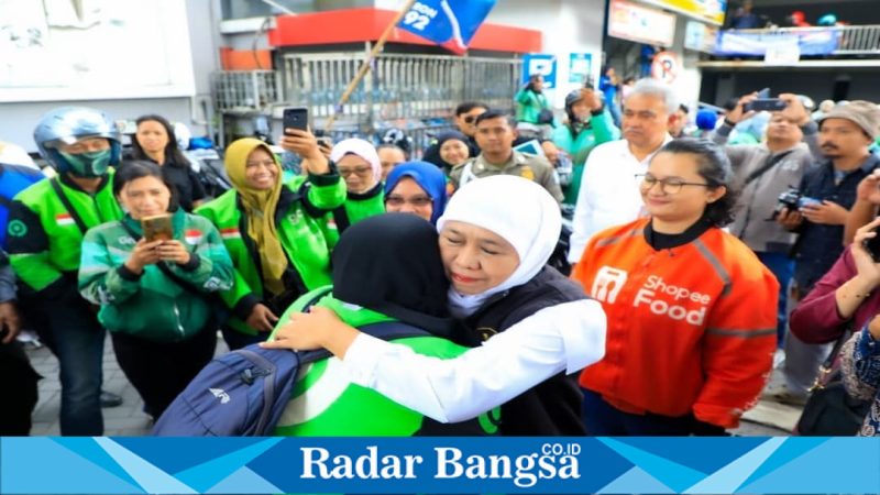 Gubernur Jawa Timur Khofifah Indar Parawansa membagikan BBM gratis kepada pengemudi ojol perempuan di SPBU Ciliwung, Malang, Rabu (22/4/2026). (Foto Dok Ho/RadarBangsa.co.id)