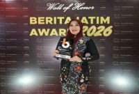 Lia Istifhama menerima penghargaan Beritajatim Award 2026 di Grand City Surabaya, Selasa (21/4). (Foto Dok Ho/RadarBangsa.co.id)