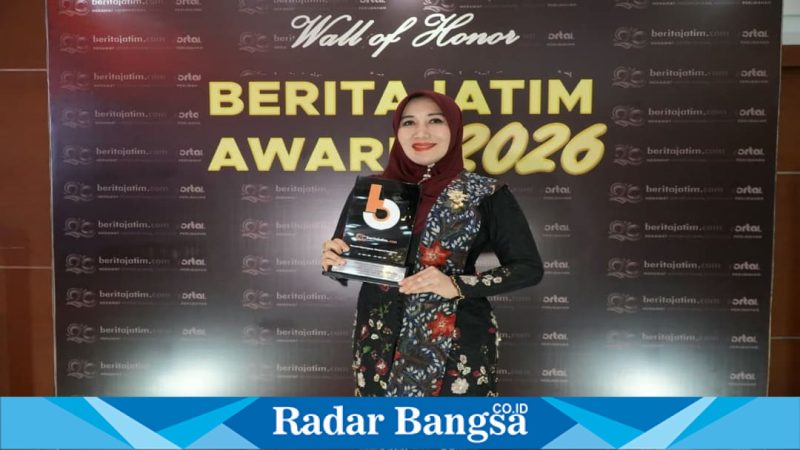 Lia Istifhama menerima penghargaan Beritajatim Award 2026 di Grand City Surabaya, Selasa (21/4). (Foto Dok Ho/RadarBangsa.co.id)