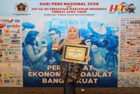 Anggota DPD RI Lia Istifhama saat menerima penghargaan di Surabaya, Kamis (16/4/2026). (Foto Dok Ho/RadarBangsa.co.id)