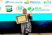 Anggota DPD RI asal Jawa Timur Lia Istifhama saat menerima penghargaan dalam rangka Hari Pers Nasional, Kamis (16/4/2026). (Foto Dok Ho/RadarBangsa.co.id)