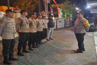 Kapolsek Tikung AKP Anang Purwo Widodo memimpin apel siaga anniversary Persela Lamongan ke-59 di Lamongan, Jumat (17/4/2026). (Foto Dok Ho/RadarBangsa.co.id)