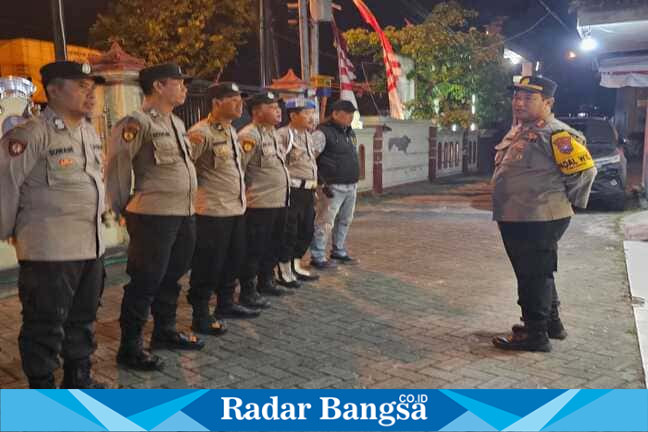Kapolsek Tikung AKP Anang Purwo Widodo memimpin apel siaga anniversary Persela Lamongan ke-59 di Lamongan, Jumat (17/4/2026). (Foto Dok Ho/RadarBangsa.co.id)