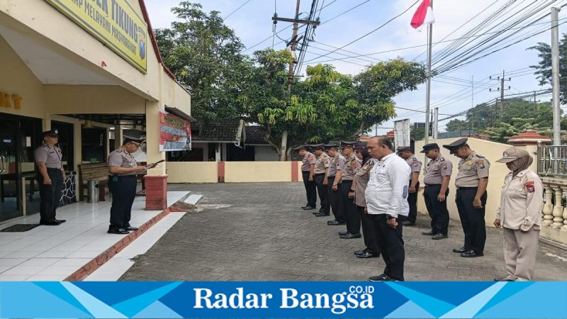 Apel pagi anggota Polsek Tikung dipimpin Kapolsek, Senin (27/4/2026). (Foto Dok Ho/RadarBangsa.co.id)