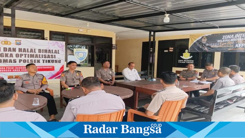 Kapolsek Tikung memberikan arahan kepada anggota, Senin (27/4/2026). (Foto Dok Ho/RadarBangsa.co.id)
