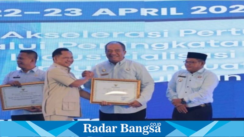 Bupati Asahan saat menerima penghargaan Mendagri di Medan, Rabu (22/4/2026). (Foto Dok Ho/RadarBangsa.co.id)
