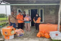 Petugas BPBD menyalurkan bantuan korban puting beliung di Jombang, Rabu 1 April 2026. (Foto Dok Ho/RadarBangsa.co.id)
