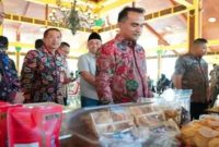 Bupati Bangkalan meninjau produk BUMDesa pada Jambore di Pendopo Pratanu, Kamis (23/4/2026). (Foto Dok Ho/RadarBangsa.co.id)