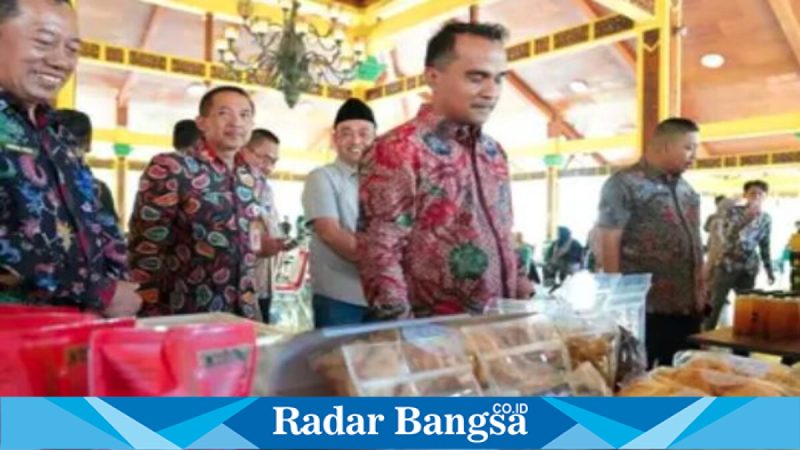 Bupati Bangkalan meninjau produk BUMDesa pada Jambore di Pendopo Pratanu, Kamis (23/4/2026). (Foto Dok Ho/RadarBangsa.co.id)