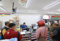 Petugas saat melakukan sosialisasi aturan jam operasional minimarket di Banyuwangi, Rabu (1/4/2026). (Foto Dok Ho/RadarBangsa.co.id)