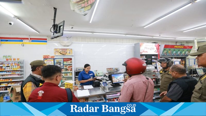 Petugas saat melakukan sosialisasi aturan jam operasional minimarket di Banyuwangi, Rabu (1/4/2026). (Foto Dok Ho/RadarBangsa.co.id)