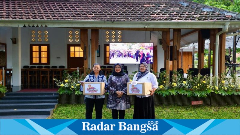 Bupati Banyuwangi Ipuk Fiestiandani saat mengumumkan kebijakan pembebasan PBB di Pendopo Sabha Swagatha Blambangan, Senin (20/4/2026). (Foto Dok Ho/RadarBangsa.co.id)