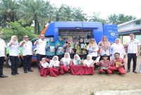 Bunda Literasi Asahan saat meninjau perpustakaan keliling di Aek Ledong, Rabu (1/4/2026). (Foto Dok Ho/RadarBangsa.co.id)