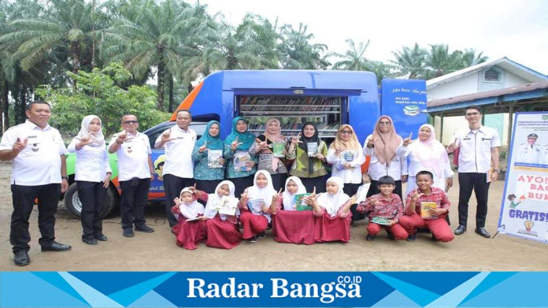 Bunda Literasi Asahan saat meninjau perpustakaan keliling di Aek Ledong, Rabu (1/4/2026). (Foto Dok Ho/RadarBangsa.co.id)