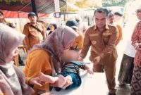 Bupati Bangkalan Lukman Hakim meninjau layanan cek kesehatan gratis di Puskesmas Blega yang disambut antusias warga. Selasa, 28 April 2026 (Foto Dok Ho/RadarBangsa.co.id)