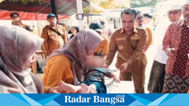 Bupati Bangkalan Lukman Hakim meninjau layanan cek kesehatan gratis di Puskesmas Blega yang disambut antusias warga. Selasa, 28 April 2026 (Foto Dok Ho/RadarBangsa.co.id)