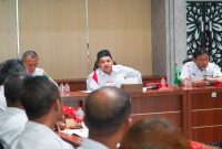 Bupati Pasuruan Rusdi Sutejo memimpin rapat kepala UPT pasar di Ruang Isyana, Rabu (29/4/2026). (Foto Dok Ho/RadarBangsa.co.id)