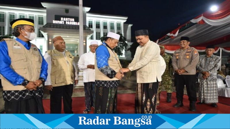 Bupati Pasuruan Rusdi Sutejo saat melepas jamaah haji kloter 7, Rabu (22/4/2026). (Foto Dok Ho/RadarBangsa.co.id)